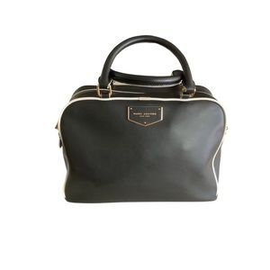 Authentic Marc Jacobs handbag. The strap is included. Love this handbag!